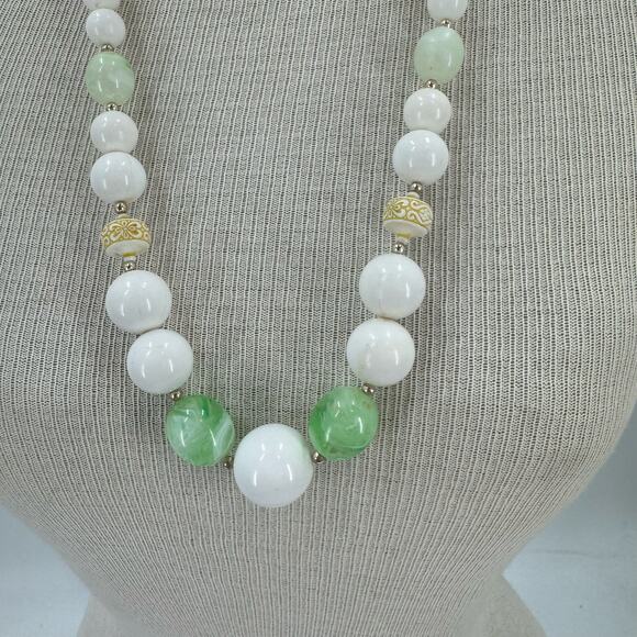 Vintage 1970s White and green chunky Beaded Necklace - Picture 2 of 5
